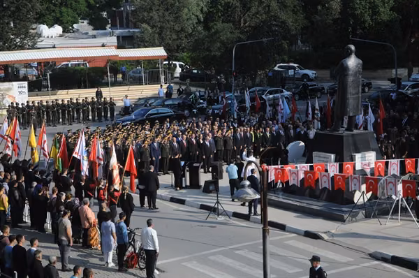 Atatürk Anılıyor...