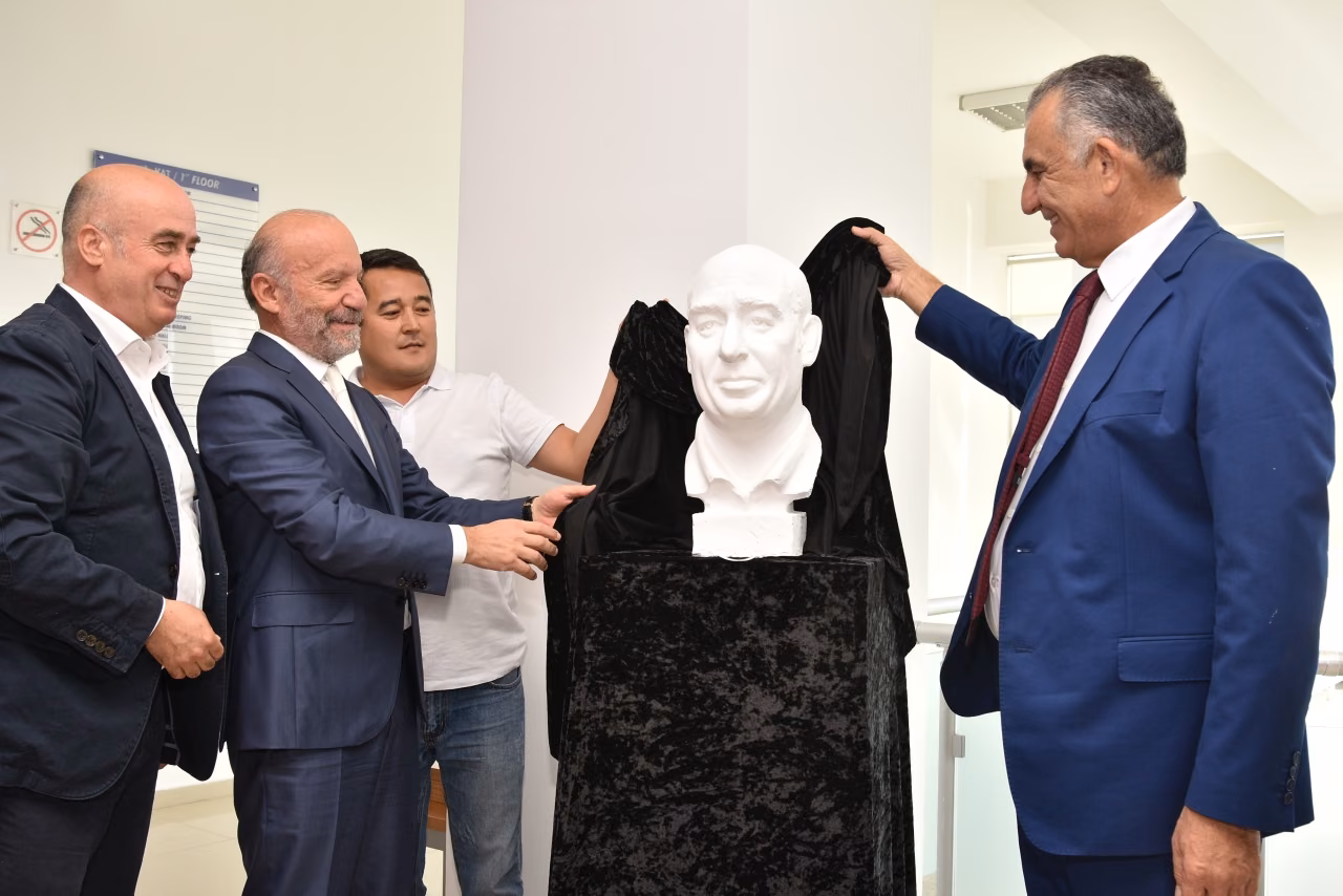 Hacettepe Üniversitesi Güzel Sanatlar Fakültesi  Öğretim Üyesi Doç.Dr.Hüseyin Özçelik'in "İzler”  Adlı 45 Parçadan Oluşan Kişisel Seramik Sergisi Milli Eğitim ve Kültür Bakanı Nazım Çavuşoğlu