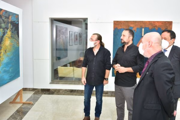 Kıbrıs Modern Sanat Müzesi kapsamında düzenlenen, Yakın Doğu Üniversitesi Güzel Sanatlar Fakültesi ve Türk Dünyasın’dan sanatçıların eserlerinden oluşan “Güzel Sanatlar Cumhuriyet Sergisi”, Y