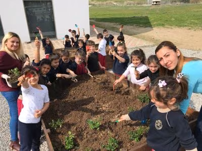 Yenilik, Yaratıcılık ve İnovatif Düşünce…Yakın Doğu Üniversitesi Öğretim Üyesi Yrd. Doç. Dr. Çimen Özburak’ın Doğada Eğitimle Öğrenme Projesi “Onur Ödülü” Aldı.