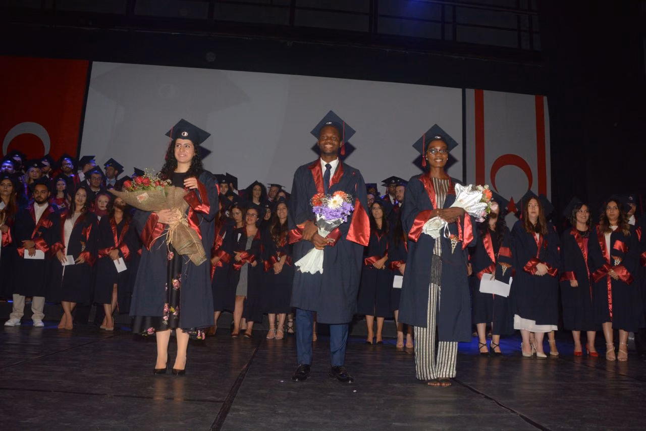 Yakın Doğu Üniversitesi Tıp Fakültesi Mezunları Hekim Andını Ederek Diplomalarını Aldı…