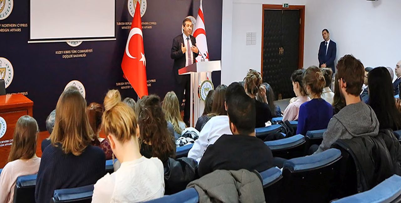 Dışişleri Bakanı Ertuğruloğlu'ndan Paris Dauphine Üniversitesi yüksek lisans öğrencilerine Brifing