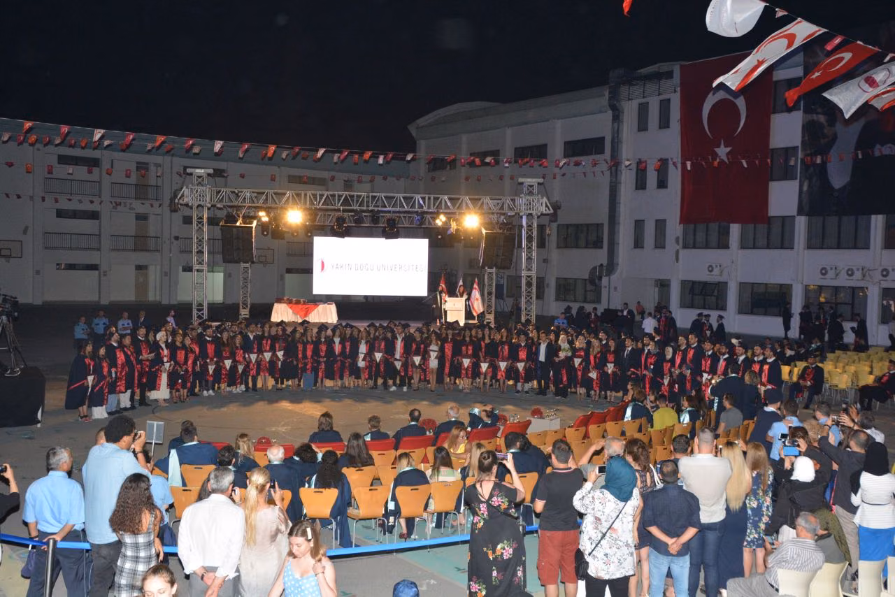 Mesleğe Yeni Atılan Genç Mimarların Mezuniyet Sevinci…