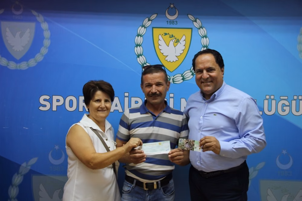 400 Bin TL Talihlisine Teslim Edildi