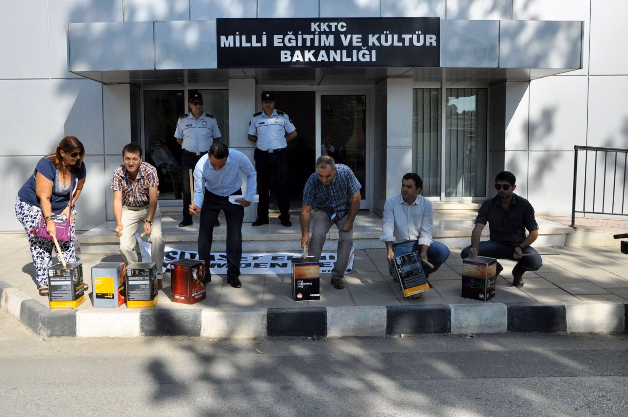 KTOEÖS Milli Eğitim ve Kültür Bakanlığı önünde Teneke Çaldı