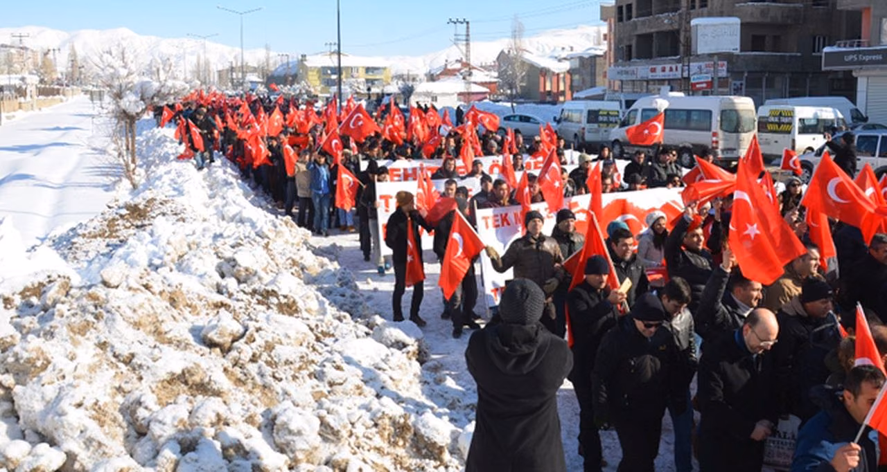 Diyarbakır ve Hakkari’de Binler ’Teröre Lanet’ Okudu
