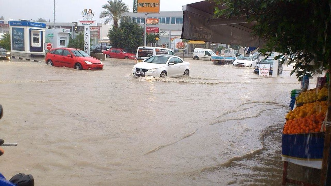 Şiddetli Yağmur Köy Yollarına da Engel Oluşturdu