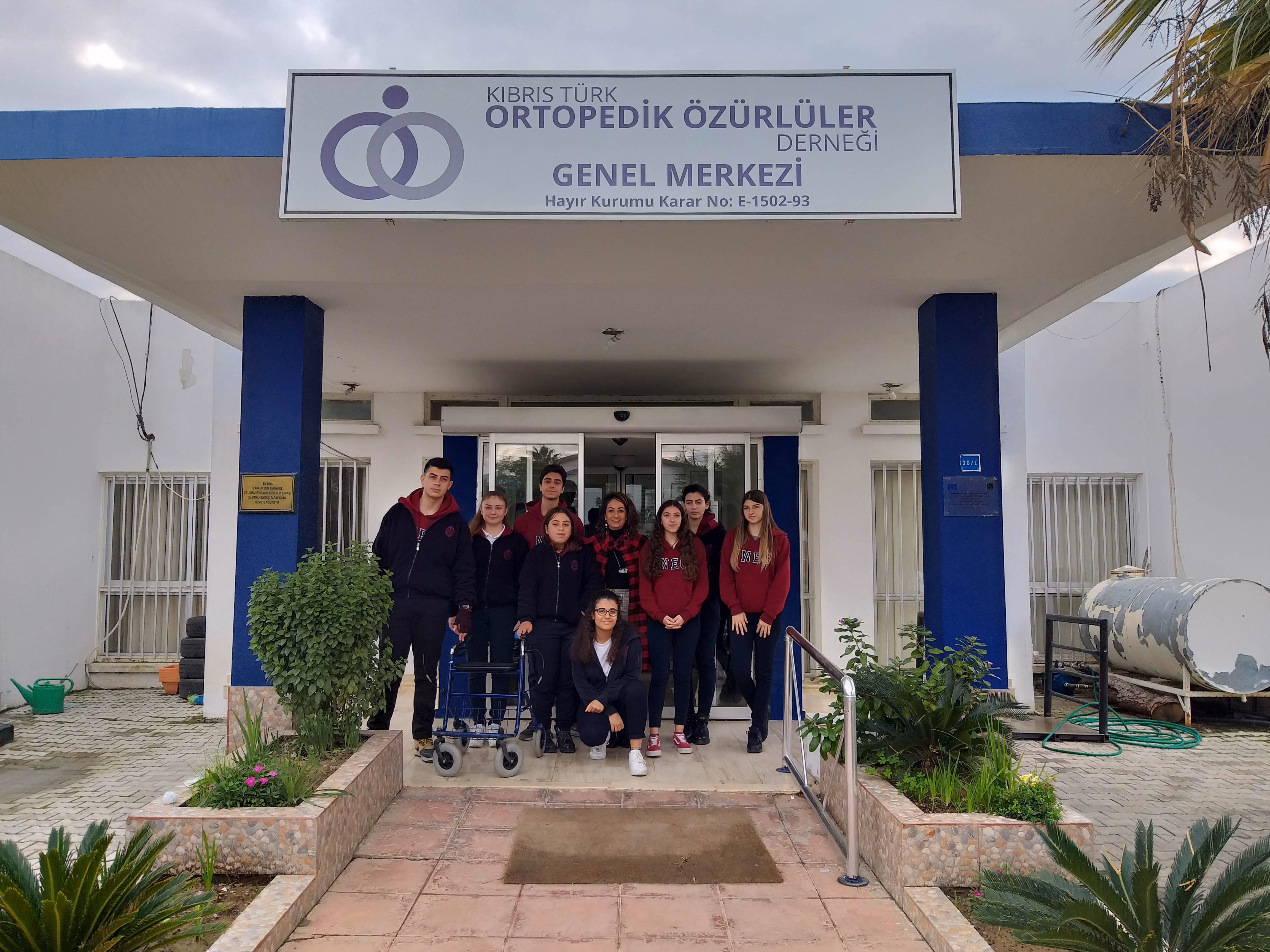 Yakın Doğu Koleji Kıbrıs Türk Ortopedik Özürlüler Derneğine Walker Bağışı Yaptı…