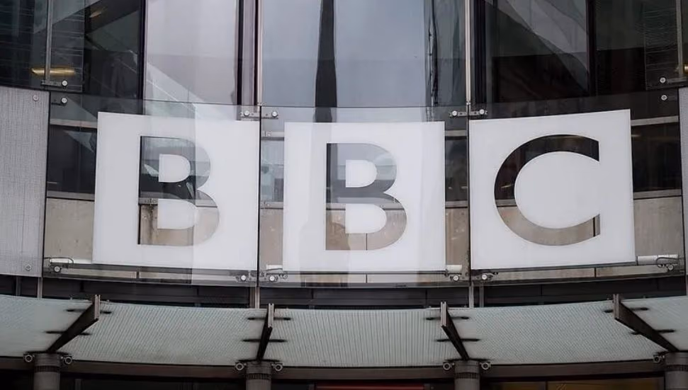 BBC’den Tasarruf Kararı: 2 Kanal ve 1 Radyo Kapanacak Bazı Çalışanları İşten Çıkaracak