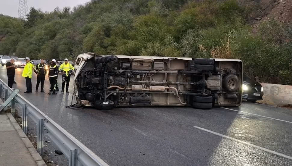 Ciklos’ta Otobüs Devrildi: 2 Kişi Yaralandı
