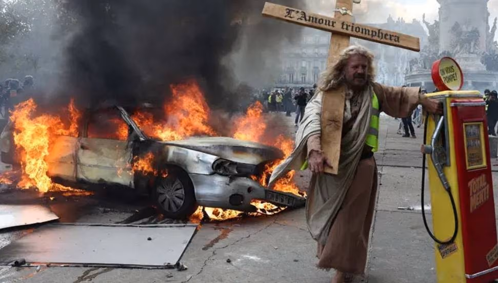 Fransa’da Protestolar Şiddetlendi: 2 Bin 400’den Fazla Gözaltı, 1 Ölü