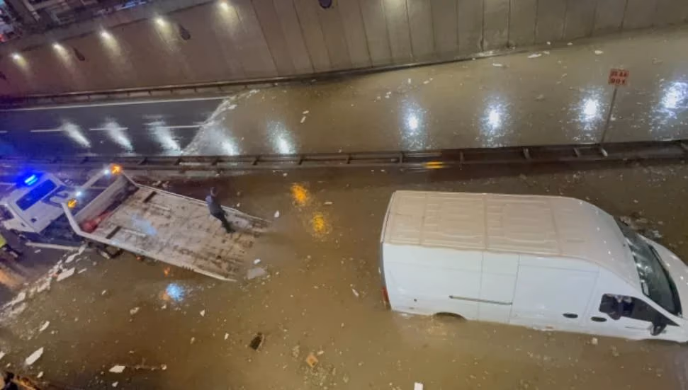 İstanbul’da Sağanak Hafifledi, Heyelan Tehlikesi Sürüyor: Cuma Yeni Yağış Geliyor