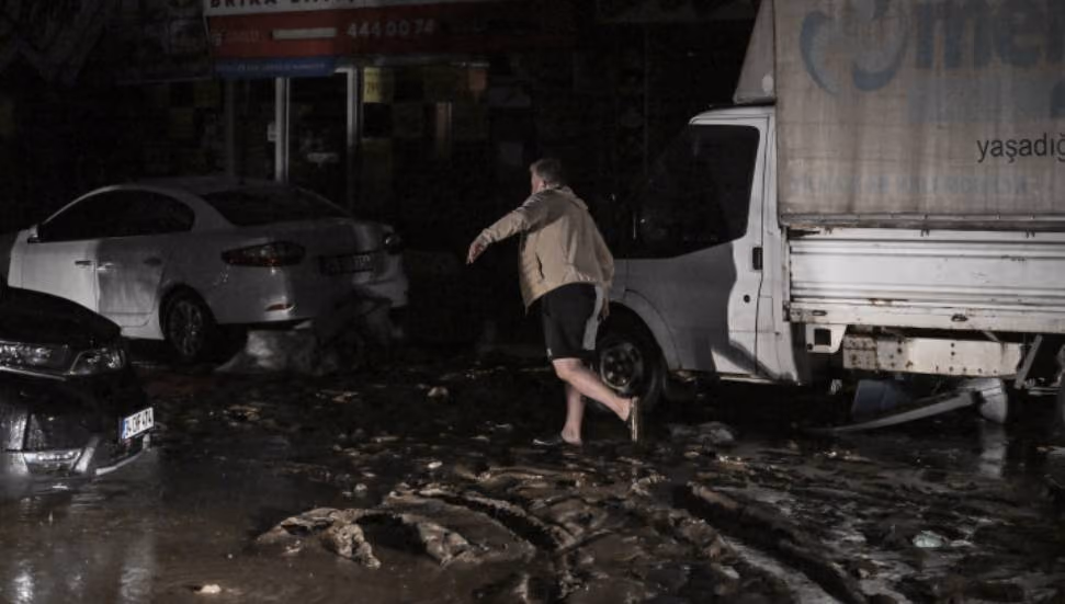 İstanbul’da Sağanak Hafifledi, Heyelan Tehlikesi Sürüyor: Cuma Yeni Yağış Geliyor - 3