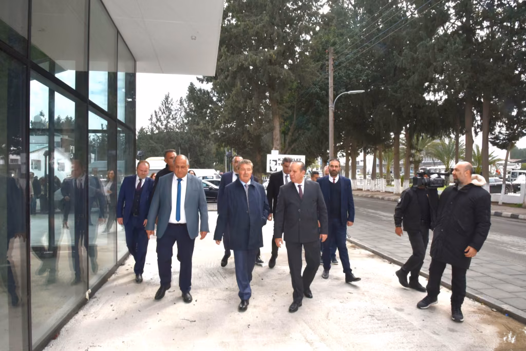 Başbakan Üstel, Yapımı Süren Tiyatro Binasında İncelemelerde Bulundu