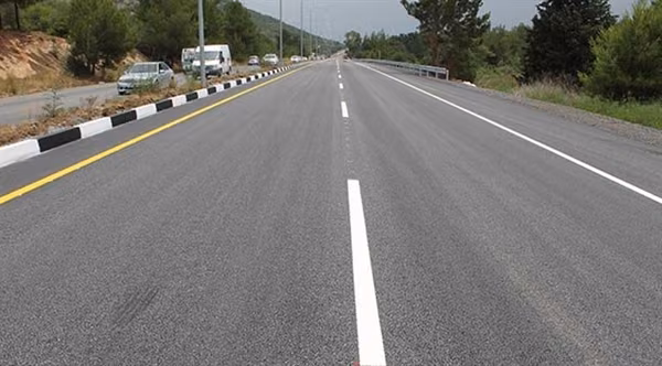Lefkoşa-Girne Ana Yolunda Orta Refüj Temizliği Yapılıyor... Sürücüler Uyarıldı