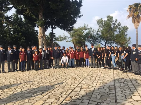 Karadeniz Kültür Derneği, Yavuz Çıkarma Plajı Karaoğlanoğlu Şehitliğini Ziyaret Ederek Karanfil Bıraktı