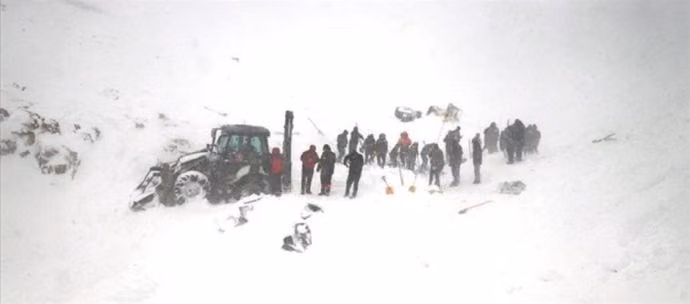 TC İçişleri Bakanlığı: “Bahçesaray'da Çığ Altındaki 30 Kişiye Ulaşıldı”