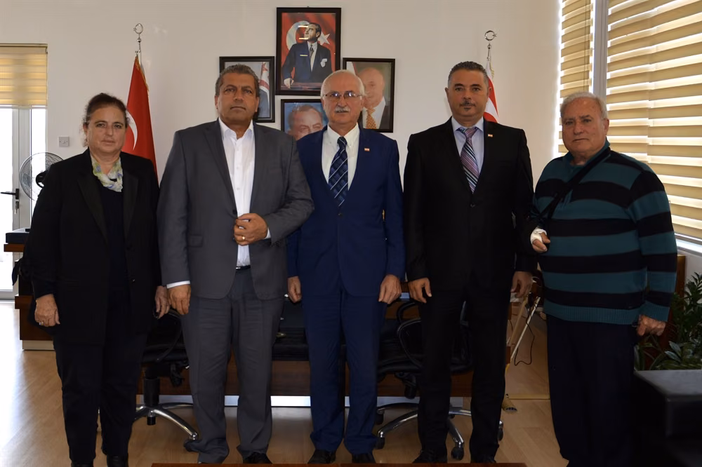 Kuzey Kıbrıs Türk Kızılay Derneği Yöneticileri İsmail Arter’i Ziyaret Etti