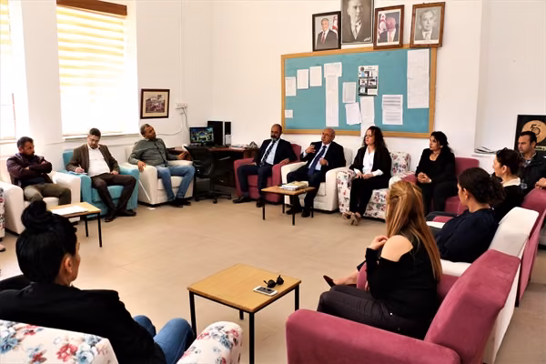 Bakan Özyiğit, Geçitkale İlkokulu İle Geçitkale Cumhuriyet Lisesi’ni Ziyaret Etti