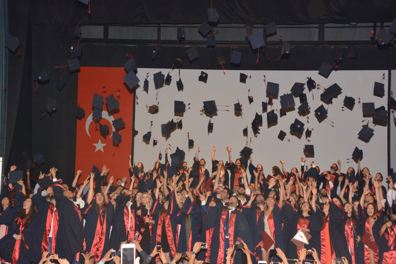 Yakın Doğu Üniversitesi Fen-Edebiyat Fakültesi Bahar Dönemi Mezuniyet Törenine Evlilik Teklifi Damga Vurdu…