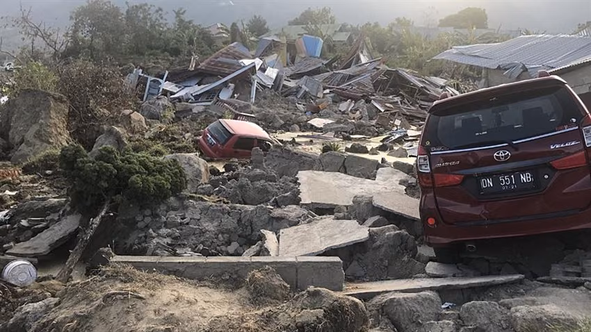 Endonezya'daki Sel ve Heyelanda Ölü Sayısı 68'e Çıktı