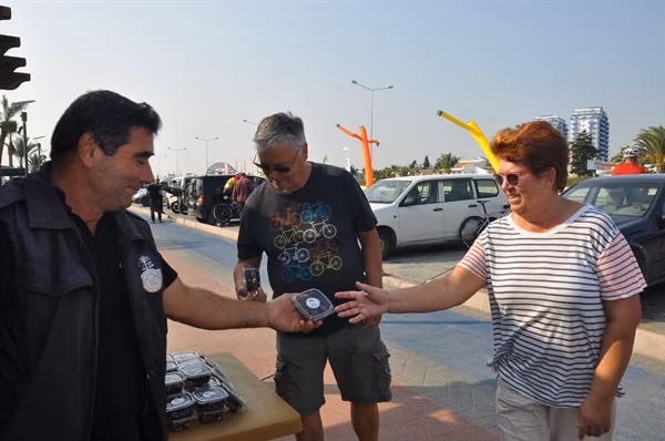 İskele Belediyesi Halk Plajı’ndaki Ağaçlardan Toplanan Hurmalar, Halka Dağıtıldı
