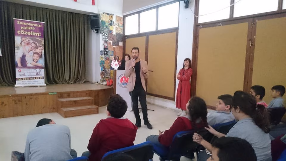 Yakın Doğu İlkokulu Öğretmenlerinden “Teknoloji Kullanım Sürecinde Olası Risk Faktörleri ve Korunma Yöntemleri” Semineri…