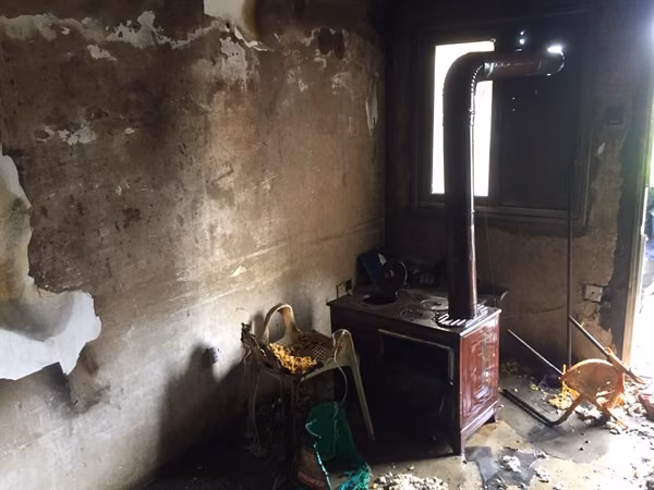 Değirmenlik’te Ev Yangını... Odun Sobasına Dökülen Yanıcı Maddenin Neden Olduğu Yangında İki Kişi Yaralandı