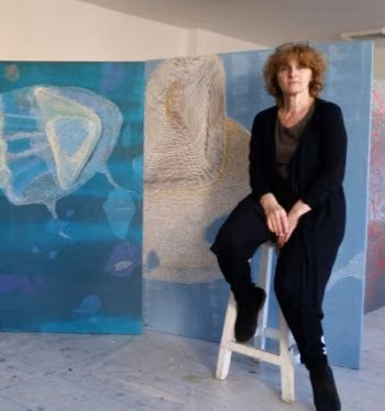 Sanatçı Irine Kasrashvili, Kıbrıs Modern Sanat Müzesi için “Mevlevi Dervişi”, “Çiçekler” ile “Sonbahar” adlı üç eserini Kıbrıs’ın motifleri ile renklerini tasvir ederek sanatseverlerin beğeni