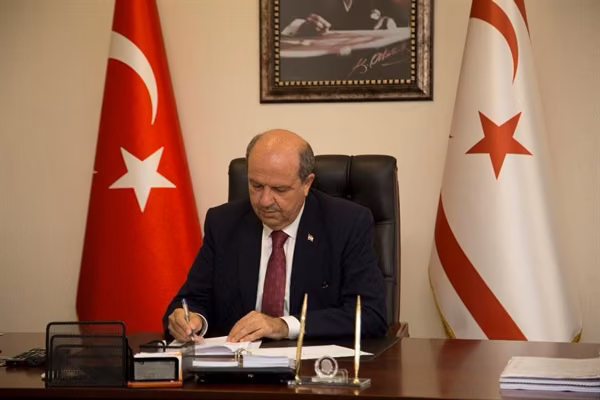 Başbakan Tatar Halka Çağrı Yaptı: “Başbakanınız Olarak Kısmi Sokağa Çıkma Yasağı Süresince Evde Kalmanızı Rica Ediyorum. Zorunlu Evden Çıkışlarda Tek Olarak Çıkınız Ve Sosyal Mesafenizi Koruy