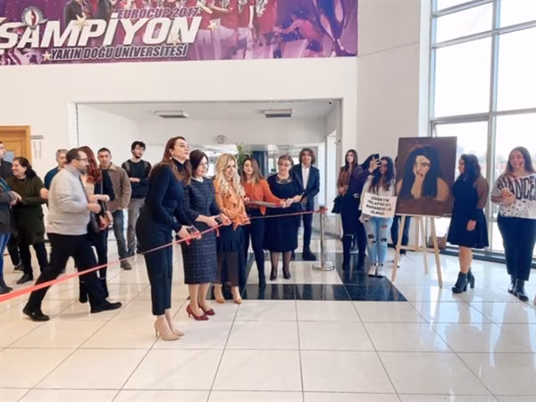 Şiddete Uğrayan Kadınların Gerçek Hayat Hikayeleri Saç ve Makyaja Yansıtıldı