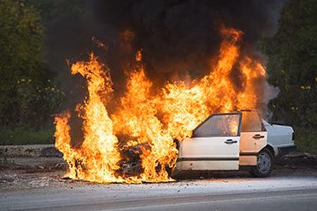 İskele’de Bir Araba Kısa Devre Sonucu Tamamen Yandı