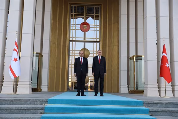 Cumhurbaşkanı Tatar İçi̇n TC Cumhurbaşkanlığı Külli̇yesi̇’nde Tören…21 Pare Top Atışı Yapıldı
