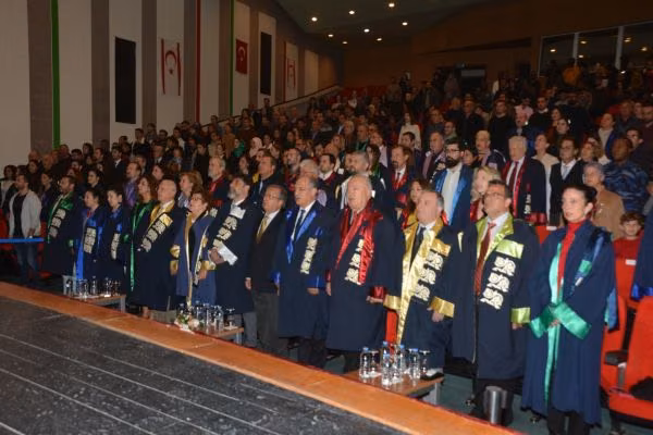 Yakın Doğu Üniversitesi 2019-2020 Güz Dönemi Yüksek Lisans ve Doktora Programlarından Mezun Olan Öğrenciler Diplomalarını Aldı…
