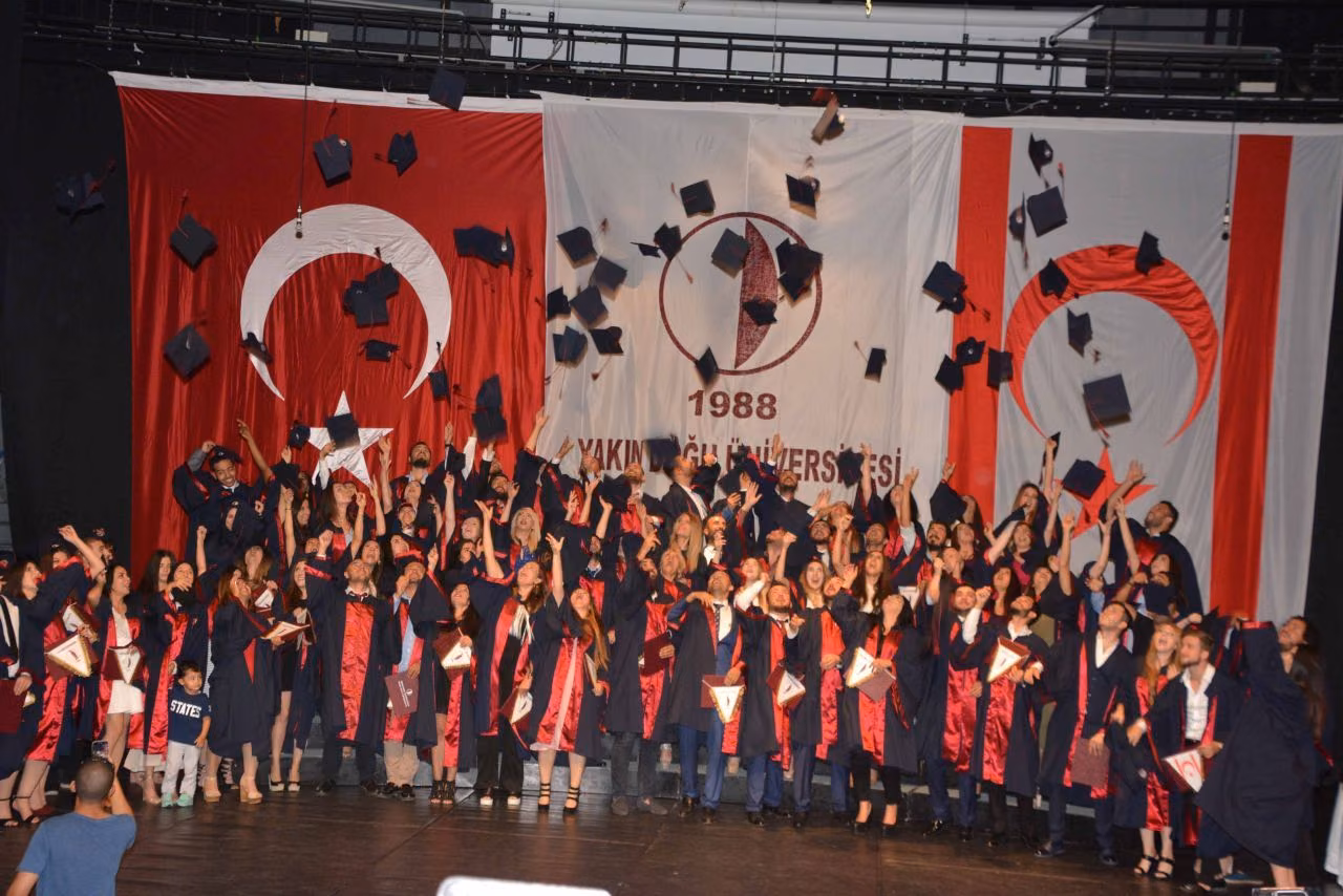 YDÜ Fen-Edebiyat Fakültesi Mezunları Diplomalarını Aldı