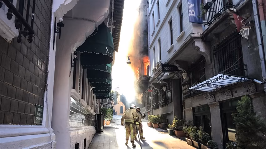 Beyoğlu'nda 5 Katlı Binada Çıkan Yangında 4 Kişi Öldü, Bir Kişi Yaralandı