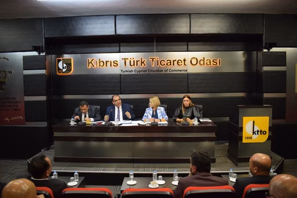 Faiz Sucuoğlu, Kıbrıs Türk Ticaret Odası Üyeleriyle Bir Araya Geldi Çalışma Yaşamı İle İlgili Bilgiler Verdi