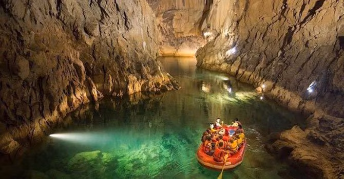 Altınbeşik Mağarası'nı yılda 200 bin turist ziyaret ediyor.