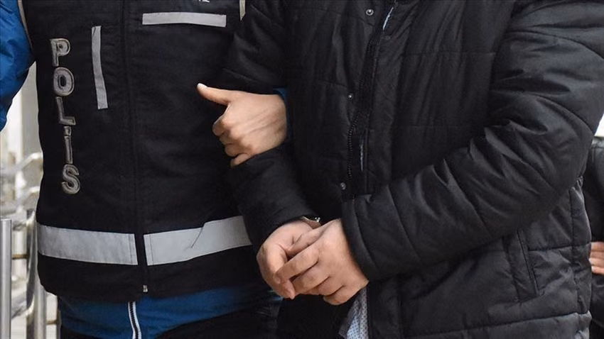 Türkiye’de Yaşlı Bir Vatandaşa Zorla Maske Takan Ve Başına Kolonya Döken Kişi Gözaltına Alındı