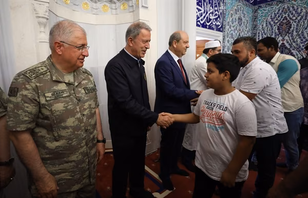 Başbakan Tatar ve TC Milli Savunma Bakanı Hulusi Akar Bayram Namazını Hala Sultan’da Kıldı