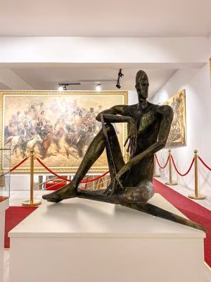 Kıbrıs Modern Sanat Müzesi İçin Sanatçı Petr Subbotin Koronavirüs Salgınına Karşı Mücadeleyi "Sebep ve Sonuç" Adını Verdiği Heykeli 'Canı Sıkılan İnsan' Tasviriyle Anlattı