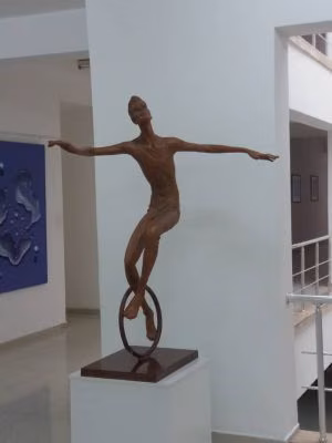 Kıbrıs Modern Sanat Müzesi İçin Sanatçı İsken Abdaliev Koronavirüs Salgınına Karşı Mücadeleyi "Denge" Adlı Heykel ile Anlattı