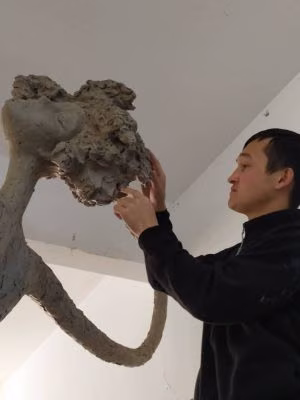 Kıbrıs Modern Sanat Müzesi için heykel sanatçısı Altai Usenov korona günlerine “Miras” adlı at tasviriyle destek verdi