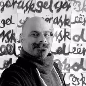 Yakın Doğu Üniversitesi Güzel Sanatlar ve Tasarım Fakültesi Öğretim Üyesi ve sanatçı Dr. Gökhan Okur, Kıbrıs Modern Sanat Müzesi için kovid-19'u baskı resimlerine taşıdı