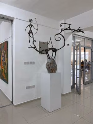 Kıbrıs Modern Sanat Müzesi için Heykel sanatçısı Nurlan Kebek Uulu, koronavirüs günlerinde insan ile doğanın uyum içinde yaşamasını tasvir ederek “Av Sahnesi” adlı eserini sanatseverlerle pay
