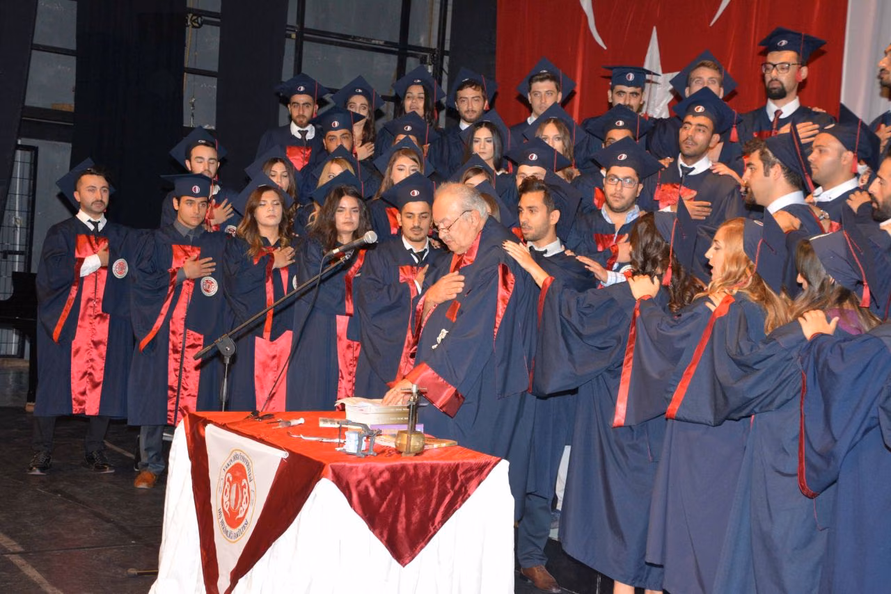 YDÜ'de Genç Diş Hekimlerine Diplomaları Törenle Verildi