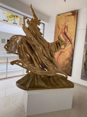 Kıbrıs Modern Sanat Müzesi için Sanatçı Shokan Tolesh koronavirüs salgınına karşı mücadeleyi kabartmalı çift taraflı grafik tekniğinde ortaya çıkardığı heykel ile anlattı