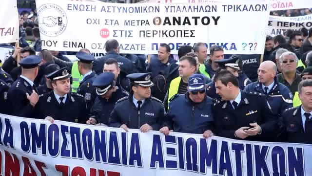 Atina'da Kamu Çalışanları Sokağa İndi
