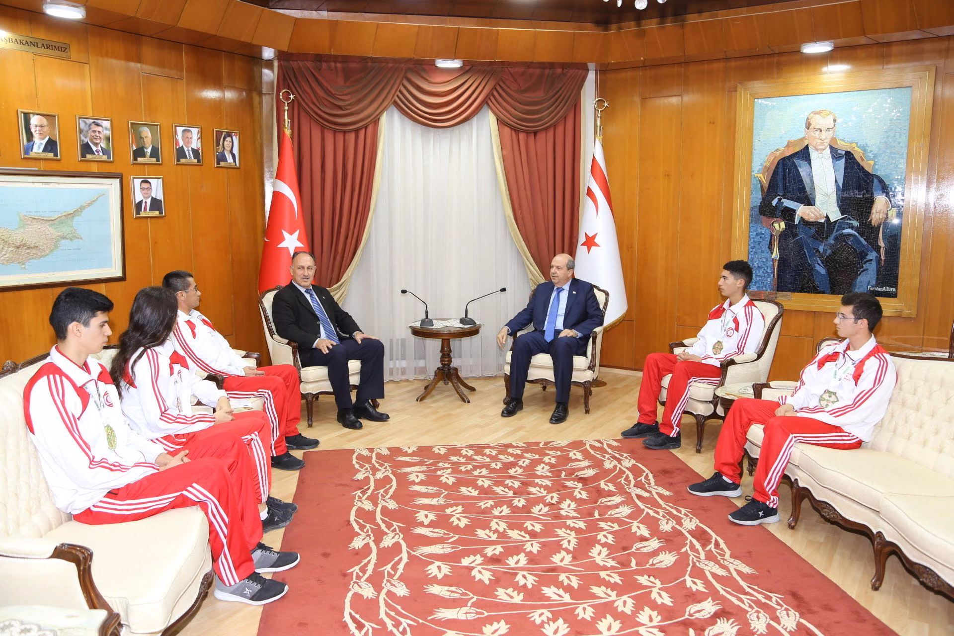 Başbakan Tatar, Kickboks Federasyonu Başkanı ve Sporcularını Kabul Etti