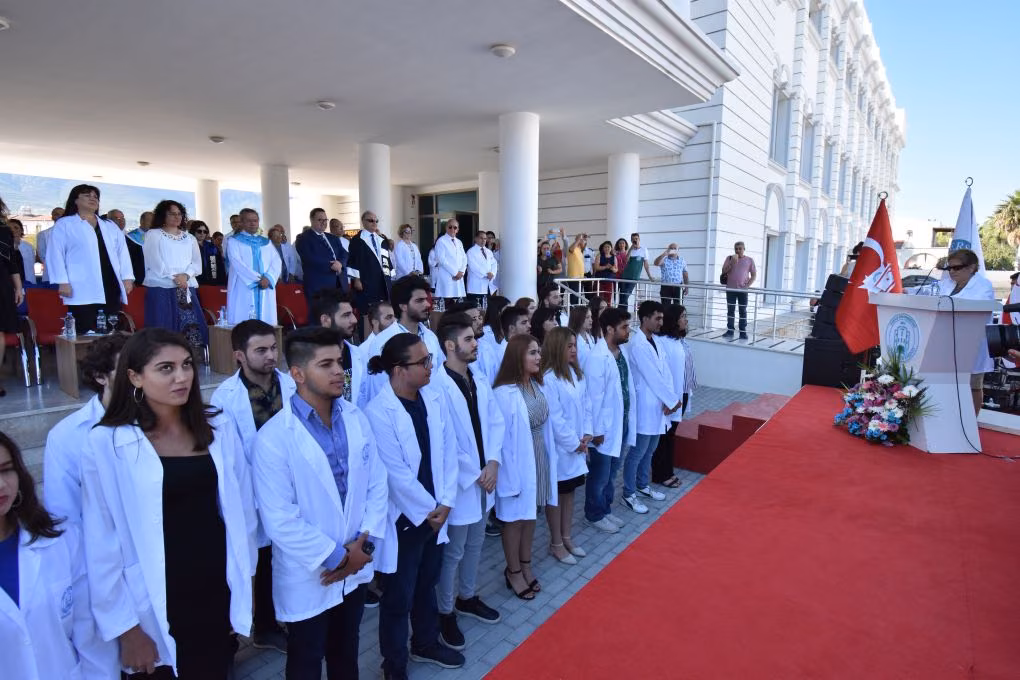 Girne Üniversitesi Tıp Fakültesi Öğrencilerinin Beyaz Önlük Giyme Heyecanı…